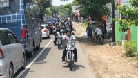 Di belakang Jokowi dan para menteri, ada komunitas motor yang ikut touring.