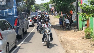 Gaya Jokowi Naik Chopper Emas dan Jadi Captain Touring