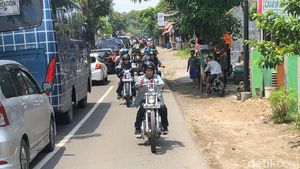 Gaya Jokowi Naik Chopper Emas dan Jadi Captain Touring