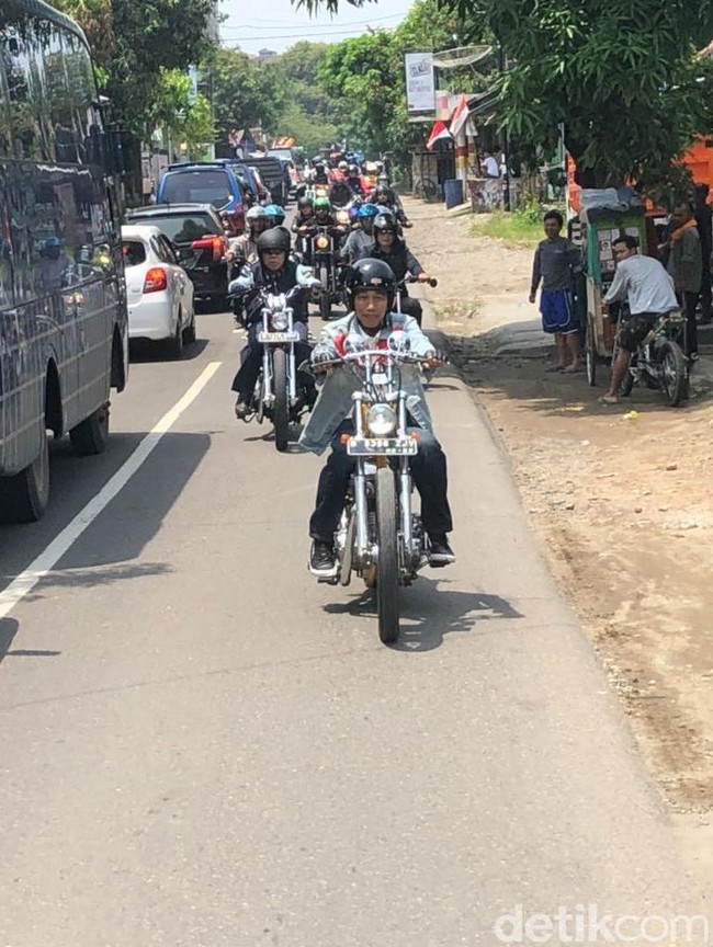 Masih ingat gaya Jokowi saat touring mengendarai motor Chopper emas ke Palabuhanratu Maret lalu? Selain jaket denim Indonesia, sneakers hitam keluaran Vans yang dipakai orang nomor satu di Indonesia itu juga jadi pembicaraan. (Foto: Ray Jordan/ detikcom)
