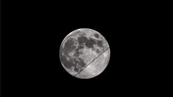 Stasiun Luar Angkasa Internasional melintasi peristiwa Blue Moon terakhir di 2018. Foto ini merupakan jepretan Fred Pompei. Dia menciptakan komposit ini menggunakan gambar yang ditangkap pada 31 Maret malam di St. Charles, Michigan, AS. Foto: Fred Pompei via Space.com