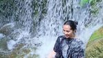 Foto: Maudy Koesnaedi & Air Terjun Favorit Putri Diana