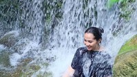 Wah segarnya pijat air terjun (maudykoesnaedi/Instagram)