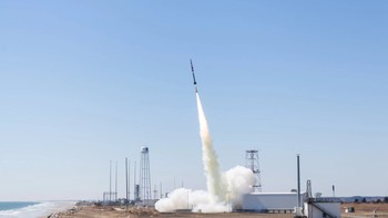 NASA Black Brant IX membunyikan roket yang membawa Advanced Supersonic Parachute Inflation Research Experiment atau ASPIRE yang diluncurkan dari Wallops Flight Facility di Pulai Wallops, Virginia, AS pada 31 Maret 2018. Pengujian ini dimaksudkan untuk meniru kondisi yang akan dialami pesawat ruang angkasa selama masuk, melakukan penurunan dan pendaratan di Mars. Foto: NASA Wallops Flight Facility via Space.com
