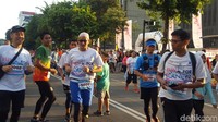 Sandiaga Uno berlari bersama para sahabat relawan pejuang kanker di Run for Care di Park and Ride Thamrin, Jakarta Pusat. Sandi lari menggunakan scalp (penutup kepala) sebagai simbol kepeduliannya terhadap pejuang kanker.