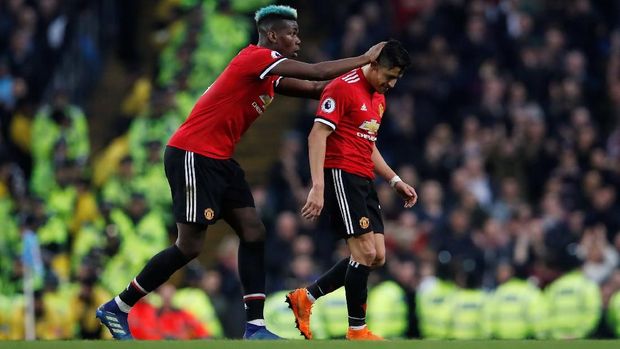 Paul Pogba dan Alexis Sanchez bermain bagus di babak kedua Derby Manchester.