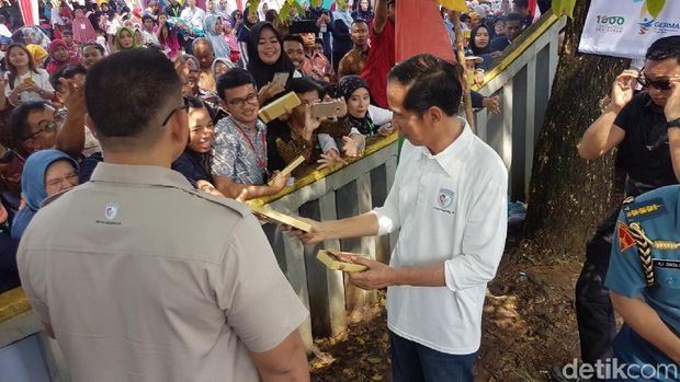 Berdesakan, Begini Momen Warga Sukabumi Ingin Dekati Jokowi