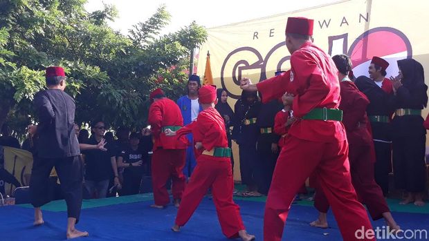 Pengukuhan itu juga diiringi hiburan pencak silat 