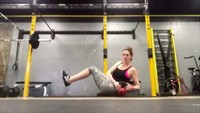 Latihan otot perut ia lanjutkan dengan russian twists. Ia menggunakan kettlebell sebagai beban tambahan. @annehathaway 