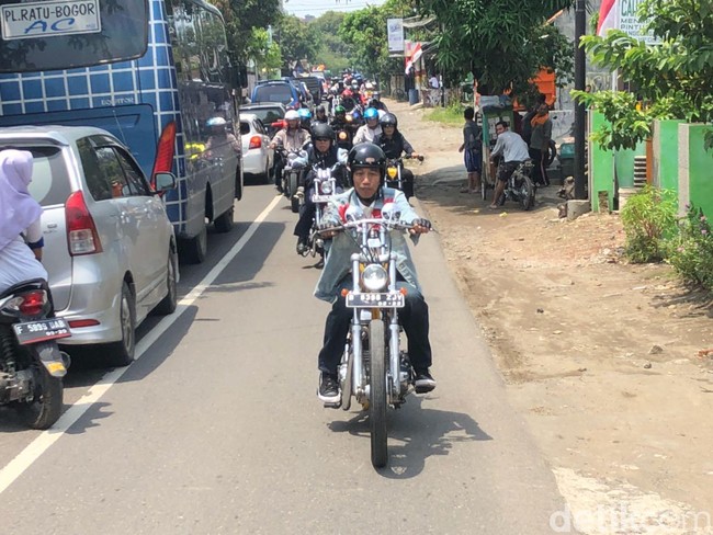 Gaya Jokowi saat touring menjadi sorotan. Bukan saja jaket tapi juga sepatu yang dia pakai. Jokowi mengenakan sneakers Vans edisi terbatas, hasil kolaborasi dengan Metallica. Foto: Ray Jordan/ detikcom