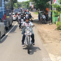 Gaya Jokowi saat touring menjadi sorotan. Bukan saja jaket tapi juga sepatu yang dia pakai. Jokowi mengenakan sneakers Vans edisi terbatas, hasil kolaborasi dengan Metallica. Foto: Ray Jordan/ detikcom