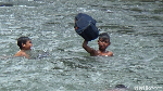 Potret Miris Pelajar di Sulsel Pakai Ban Arungi Sungai ke Sekolah