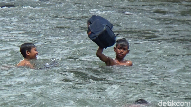 ke sekolah harus menyeberang sungai