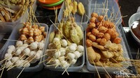 Satu yang harus dicoba adalah yakitori ala kaki lima. Ya, macam-macam bakso ikan hingga sosis ini dijual murah. Mulai Rp 2.500 hingga Rp 10.000 per tusuknya. Foto: Devi Setya/detikFood