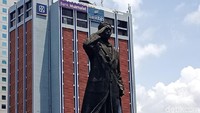Pantauan detikcom di Jalan Jenderal Sudirman, Jakarta Pusat, Minggu (8/4/2018), tak ada lagi bolong di punggung patung Jenderal Sudirman. Namun sepertinya perbaikan belum sepenuhnya selesai. (Kanavino AR/detikcom)