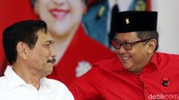 Hasto berbincang dengan Luhut di sela-sela rakor.