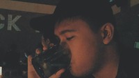 Slurrrrp! Segelas sparkling water tengah diteguk Joshua. Sparkling water pilihan paling segar saat nggak pengen minum manis dan alkohol, tulis Joshua. Foto: Instagram @jojosuherman