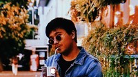 Bergaya ala anak muda kekinian, Joshua yang mengenakan outfit denim sangat menikmati santapannya. Btw, apa ya yang dimakan? Kok kayak mie instan cup.Foto: Instagram @jojosuherman