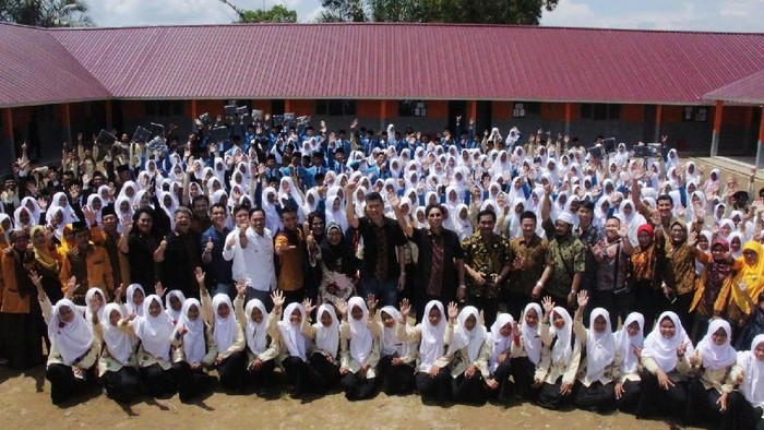Bank Mega melalui program Mega Berbagi melakukan renovasi Madrasah Tsanawiyah dan Madrasah Aliyah Al Muawanah di Ogan Ilir, Palembang. Tampak Direktur Utama Bank Mega, Kostaman Thayib didampingi oleh Regional Manager Head Bank Mega Medan, Husni Sim, dan Kepala Sekolah Madrasah Tsanawiyah Al MuAwanah Azan M. Umar meninjau bangunan sekolah yang telah selesai direnovasi.