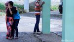 Keluarga Korban Miras Oplosan di Cicalengka Tak Kuasa Menahan Tangis