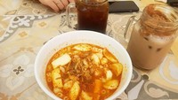 Seblak ini buatan salah satu restoran di Palembang. Ada taburan bawang goreng di atas kuah merahnya. Makin enak didampingi es teh manis atau es cokelat. Foto: Instagram makanmakanpalembang
