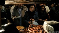 Ibu Ani Yudhoyono mengambil menu oseng tempe dan mi soun. Kemudian, Ibu Ani juga mengambil bakso tuna. Foto: Usman Hadi/detikcom