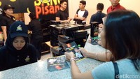 Kaesang juga tidak segan untuk memberikan informasi soal pisang nugget yang ia jual pada pembeli. Ia terlihat sangat antusias menjelaskan pada salah seorang pembeli. Foto: Ristu Hanafi/detikcom