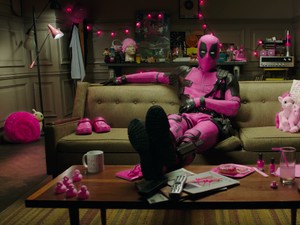 Aksi Unik Peduli Kanker: Sandi Pakai Scalp, Deadpool Berkostum Pink