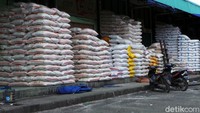 Tumpukan karung beras di Pasar Induk Cipinang, Jakarta.