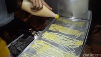 Meskipun cara masaknya berbeda, sensasi makannya tetap sama lho. Satu tusuk telur gulung ini harganya cuma Rp 1.000. Murah kan? Foto: Devi Setya/detikFood