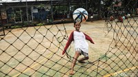 Anak-anak bisa bermain sepakbola di RPTRA Budi Mulia.