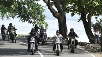 Presiden Jokowi sempat menyalurkan hobi mengendarai sepeda motornya beberapa waktu lalu. Sekitar 2018 silam, Jokowi sempat riding dengan motor modifikasi bernama Chopperland. Motor berbasis Royal Enfield 350 cc lansiran 2016 itu merupakan hasil garapan Elders Garage dan KickAss Choppers. ANTARA FOTO/Puspa Perwitasari