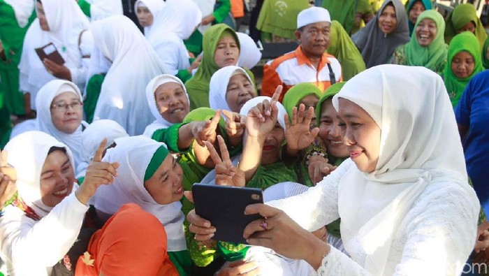 Hadiri Harlah Muslimat di Gresik, Khofifah Disambut Salawat Badar