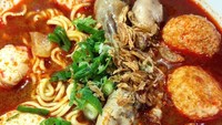 Nah ini dia kreasi lain dari Seblak Wae Atuh. Kamu bisa pilih aneka topping termasuk ceker ayam dan aneka bakso ikan gurih. Foto: Instagram seblakwaeatuh