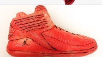  Sepatu basket ini terbuat dari nasi sushi yang diselimuti daging ikan tuna. Mirip banget dengan aslinya kan? Keren! Foto: Instagram @theonigiriart