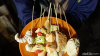 Jangan kalap saat memilih yakitori ini. Saking penasaran dengan rasanya, banyak pembeli yang membeli yakitori dalam jumlah banyak sekaligus. Foto: Devi Setya/detikFood