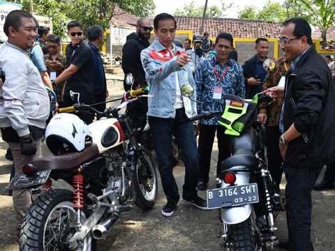 Jaket denim Jokowi saat touring karya Never Too Lavish