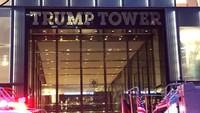 Trump Tower, 7 April 2018, di depannya ada mobil-mobil pemadam kebakaran. Di tahun ini, berarti sudah dua kali gedung di Manhattan ini terbakar. Sebelumnya, kebakaran sudah terjadi di awal tahun yakni 8 Januari 2018. Soal kebakaran yang terakhir ini, Trump mencuit. Api di Trump Tower telah padam. Sangat terbatas (gedungnya dirancang dengan baik). Pemadam kebakaran telah melakukan pekerjaan dengan baik. TERIMA KASIH! cuitnya di Twitter. (REUTERS/Catherine Koppel)