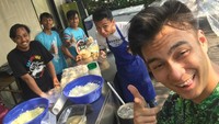  Ini judulnya selfie dulu sebelum bikin bakmi. Ini merupakan orang -orang yang membuat bakmi yang dijual Baim Wong. Mungkin karena masih pagi jadi matanya Baim kelihatan sayu. Tak ketinggalan gaya gigit lidah andalannya. Foto: Instagram @baimwong