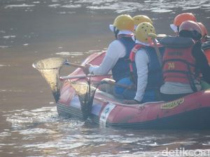 Minggu Pagi, Rini Soemarno Becek-becekan dan Pungut Sampah di Ciliwung