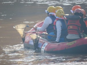 Minggu Pagi, Rini Soemarno Becek-becekan dan Pungut Sampah di Ciliwung