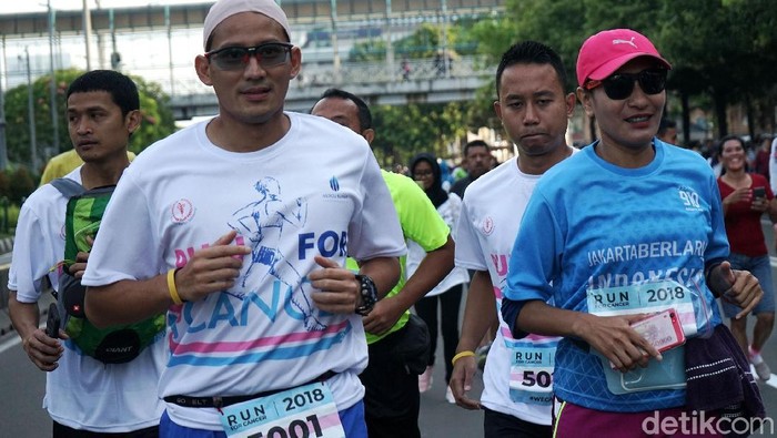 Sandiaga saat berlari bersama penyintas kanker. (Foto: Rio Soebekti) Sandiaga saat berlari bersama penyintas kanker. (Foto: Rio Soebekti)