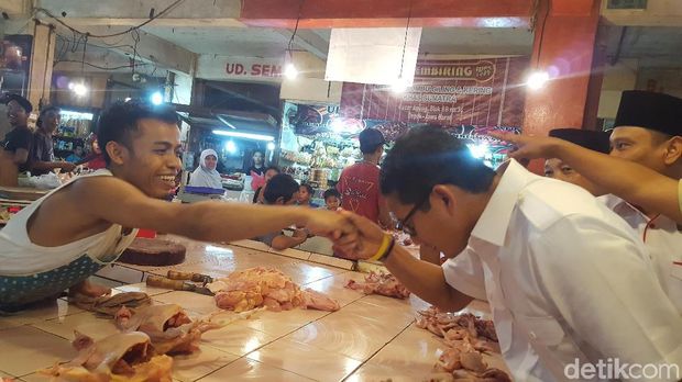 Sandiaga mencium tangan pedagang ayam potong di Ps Agung Depok
