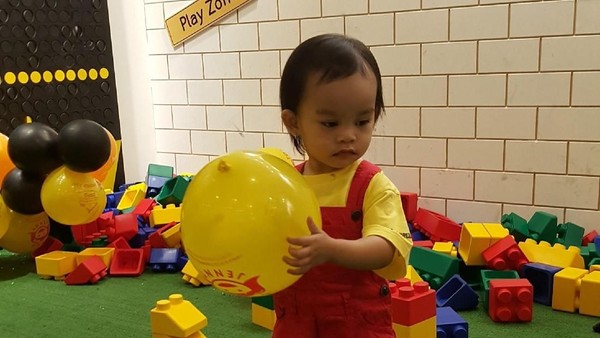 Lucunya Anak-anak Berbaju Kuning Ini, Anak Siapa Ya?