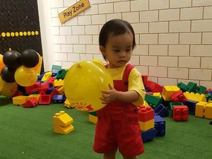 Lucunya Anak-anak Berbaju Kuning Ini, Anak Siapa Ya?