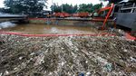 Sampah Menumpuk di Pintu Air Manggarai