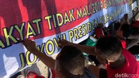 Mereka juga mengumpulkan tanda tangan dukungan untuk Jokowi.