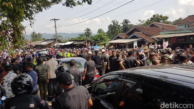 Berdesakan, Begini Momen Warga Sukabumi Ingin Dekati Jokowi