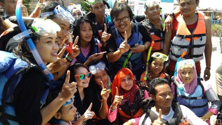 Arumi Bachsin (berkacamata hitam) berfoto bersama warga Gili Ketapang (M Rofiq/detikTravel) Arumi Bachsin (berkacamata hitam) berfoto bersama warga Gili Ketapang (M Rofiq/detikTravel)