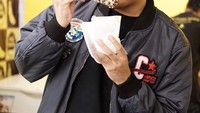 Nyaaam! Joshua habis jajan makanan kekinian nih. Ada pisang beku yang dibalut cokelat lalu diberi taburan kacang. Jajanan manis ini sudah mau dicaplok Joshua nih. Foto: Instagram @jojosuherman